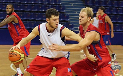 Ivan Strebkov and Anton Ponkrashov (photo T. Makeeva, cskabasket.com)