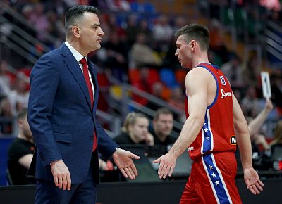 Андреас Пистиолис и Иван Ухов (фото: М. Сербин, cskabasket.com)