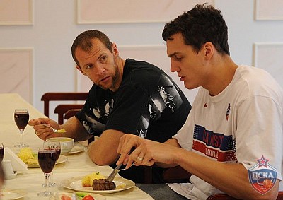 Александр Каун и Рамунас Шишкаускас  (фото cskabasket.com)
