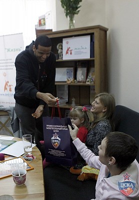 Сэмми Мехия дарит подарки (фото М. Сербин, cskabasket.com)