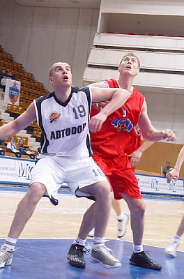 Savrasenko vs Minchakov (photo cskabasket.com)
