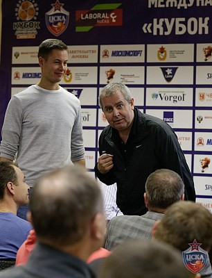 Alexey Davydov and Richard Stokes (photo: T. Makeeva, cskabasket.com)