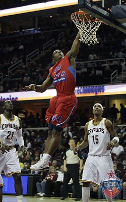 Jamont Gordon dunks the ball (photo M. Serbin, cskabasket.com)